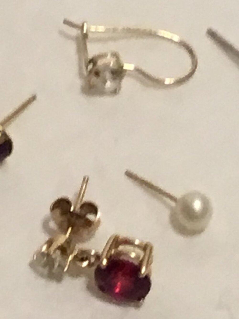 Lot of 14 lovely 14k gold earrings - mostly single stud earrings - Picture 14 of 16